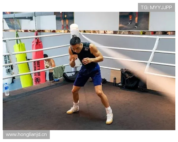 徐灿训练间隙剃了光头，感觉下一秒就能主演硬汉电影了！